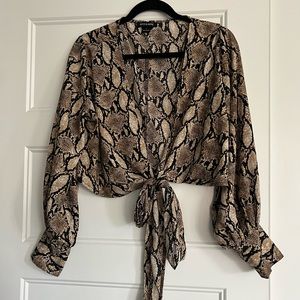 GORGEOUS vneck top with adjustable strap !!